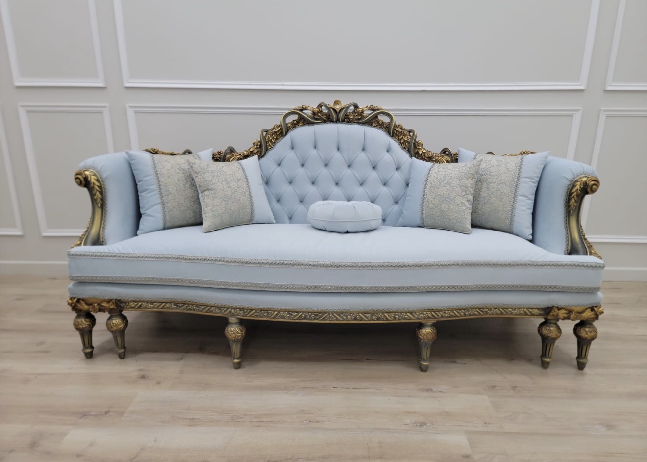 Une Giroflée Sofa and chaise lounge